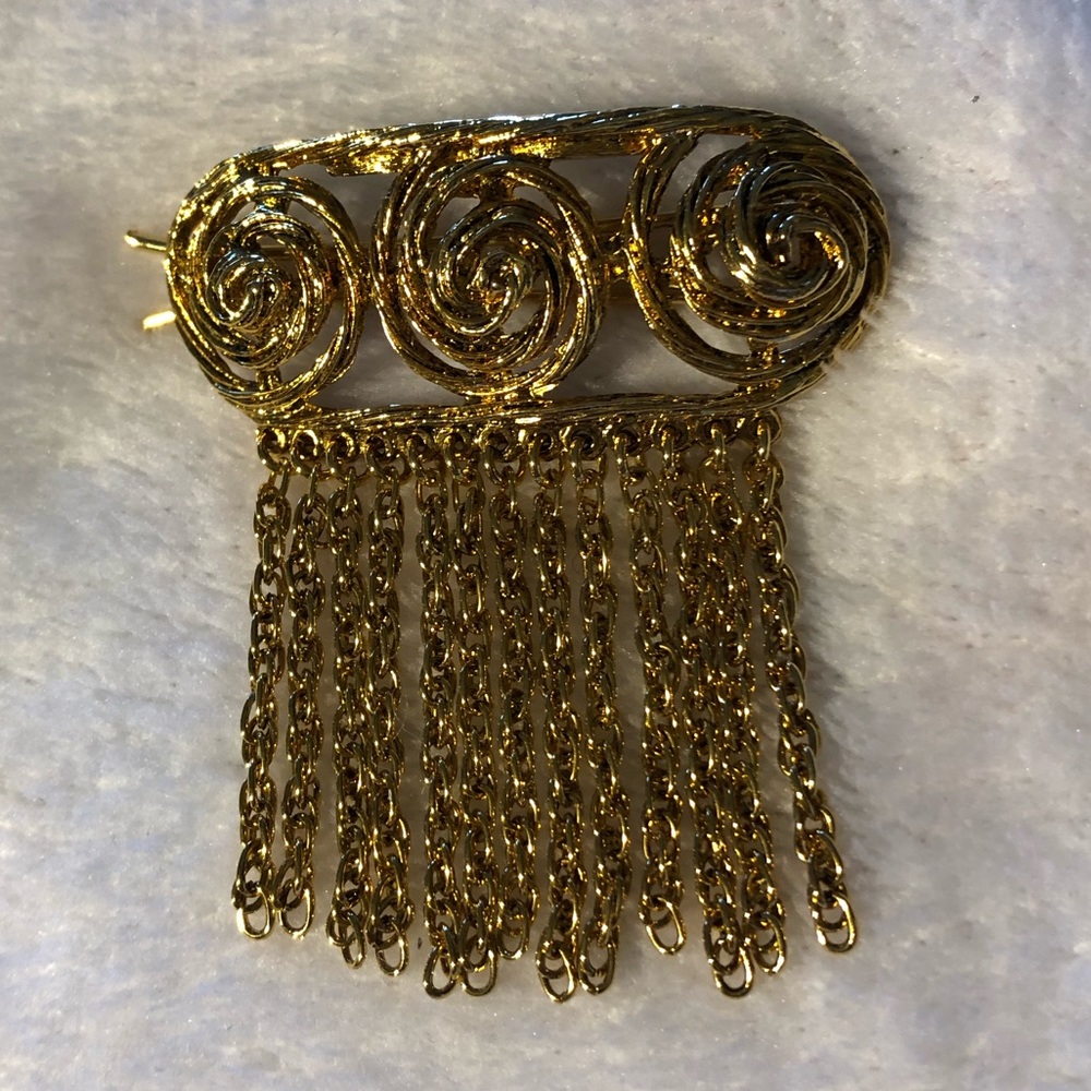 Gold barrette. 2.5”x2.5”. Beautiful design. Gold swirls and fringe. Unique.